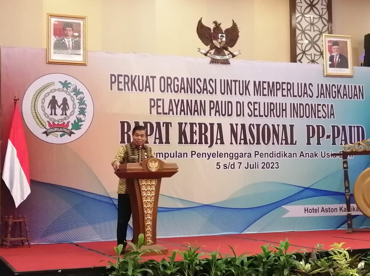 Pembina DPP PP-PAUD Bp. Dr. M. Suhajar Diantoro (Sekjen Kemendagri) memberi sambutan sekaligus membuka Rakernas I PP-PAUD 6 Juli 2023